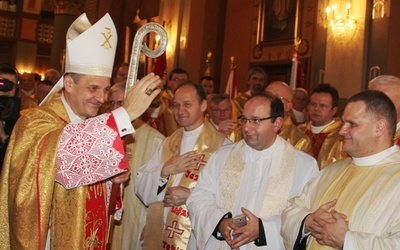 Bp Roman Pindel w katedrze św. Mikołaja w dniu konsekracji biskupiej i ingresu