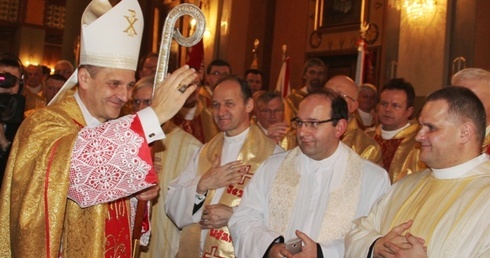 Bp Roman Pindel w katedrze św. Mikołaja w dniu konsekracji biskupiej i ingresu