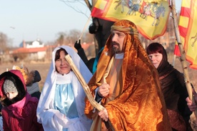 Za gwiazdą wędrowałi św. Józef, Maryja, aniołowie i rzesza królów