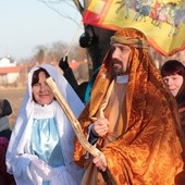 Za gwiazdą wędrowałi św. Józef, Maryja, aniołowie i rzesza królów