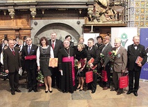  Wśród laureatów nagrody Pro Ecclesia et Populo są przedstawiciele wspólnot i stowarzyszeń katolickich, którzy poprzez swój pozytywny wkład ubogacili działanie lokalnego Kościoła