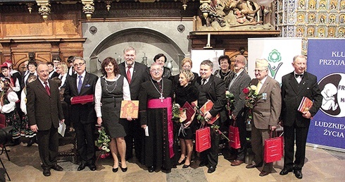  Wśród laureatów nagrody Pro Ecclesia et Populo są przedstawiciele wspólnot i stowarzyszeń katolickich, którzy poprzez swój pozytywny wkład ubogacili działanie lokalnego Kościoła