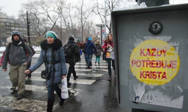 30.12.2014. Praga. Czechy. W stolicy Republiki Czeskiej odbyło się 37. Europejskie Spotkanie Młodych, zorganizowane przez Wspólnotę z Taizé. Wzięło w nim udział ponad 30 tys. młodzieży z 65 krajów. Czytaj więcej na ss. 70–73.