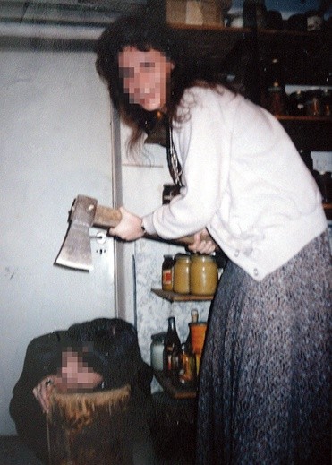 To zdjęcie policjanci znaleźli w domu jednej z morderczyń radcy prawnego z Chrzanowa. Kobiety „ćwiczyły” planowaną zbrodnię