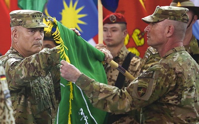 Gen. John Campbell (z lewej) podczas uroczystości wycofania wojsk NATO z Afganistanu, 28 grudnia 2014