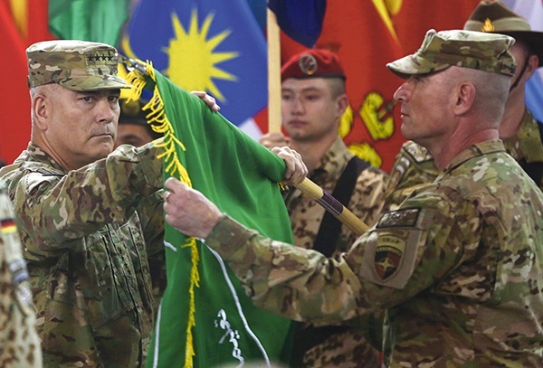 Gen. John Campbell (z lewej) podczas uroczystości wycofania wojsk NATO z Afganistanu, 28 grudnia 2014