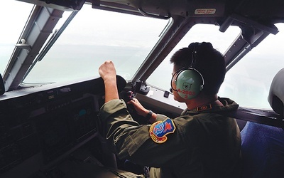 Pilot wojskowego samolotu indonezyjskiego podczas poszukiwań zaginionego samolotu linii AirAsia