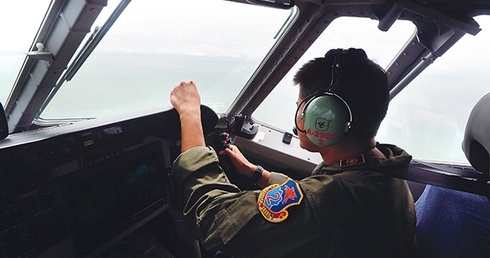 Pilot wojskowego samolotu indonezyjskiego podczas poszukiwań zaginionego samolotu linii AirAsia