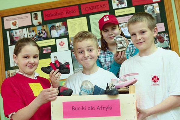 Szkolne Koło Caritas w SP im. Jana Pawła II w Łostówce koło Mszany Dolnej prowadziło akcję „Buciki dla Afryki”