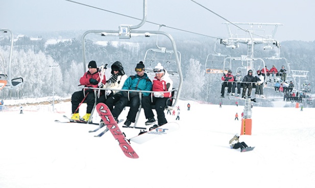 W Szwajcarii Bałtowskiej narciarzy wozi kolejka krzesełkowa