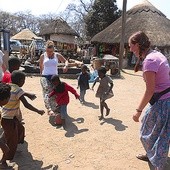Emilia Michałowska przekonała się, że gra w piłkę i bieganie po dziedzińcu może być wielkim darem miłości dla dzieci z misji