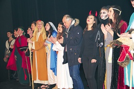 Wojciech Ługowski i aktorzy  Teatru Scene