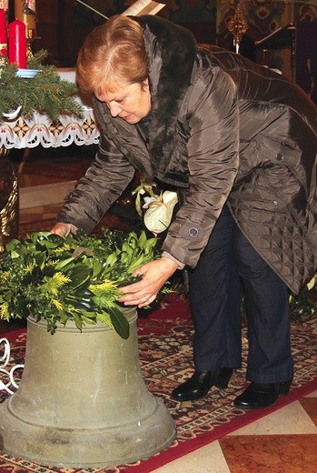  – Tym zielonym wieńcem ozdobili dzwon niemieccy parafianie  – mówi Regina Luranc