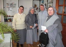 Siostry zapraszają do oglądania eksponatów przywiezionych przez misjonarki z pięciu kontynentów
