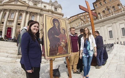 Przejęcie symboli przez polską młodzież w ostatnią Niedzielę Palmową w Rzymie