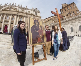 Przejęcie symboli przez polską młodzież w ostatnią Niedzielę Palmową w Rzymie