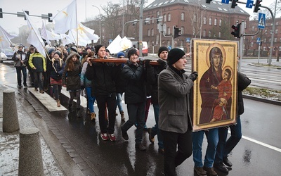 W Nowy Rok uczestnicy Plus Prologu ponieśli symbole ŚDM ulicami Opola 