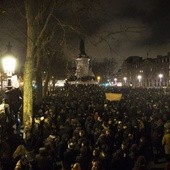 Wielotysięczne manifestacje po zamachu