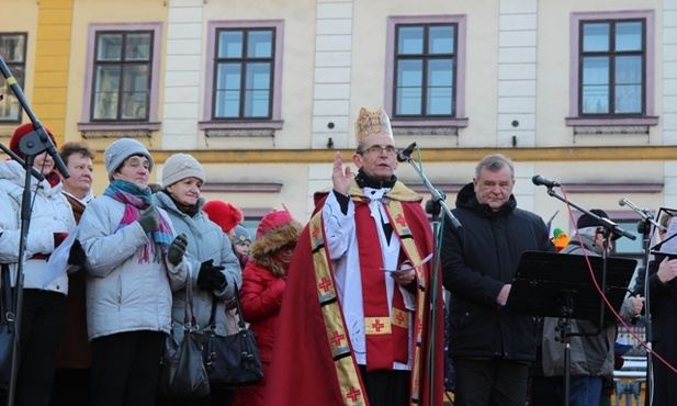 Uczestników cieszyńskiego Orszaku Trzech Króli pobłogosławili ks. prał. Stefan Sputek i ks. Janusz Sikora, proboszcz ewangelicki