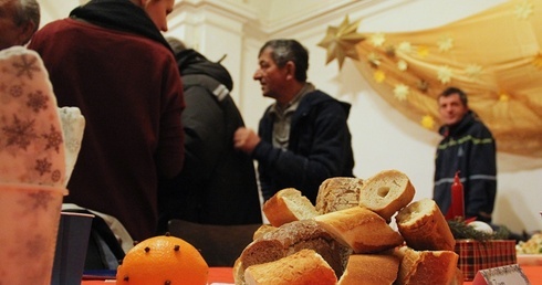 Bezdomni, samotni potrzebują pomocy nie tylko od święta