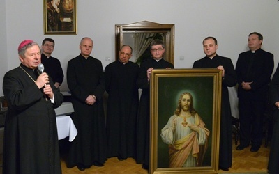 Bp Henryk Tomasik otrzymał prezent - obraz Pana Jezusa z otwartym sercem w cierniowej koronie