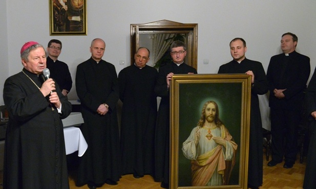 Bp Henryk Tomasik otrzymał prezent - obraz Pana Jezusa z otwartym sercem w cierniowej koronie