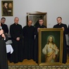 Bp Henryk Tomasik otrzymał prezent - obraz Pana Jezusa z otwartym sercem w cierniowej koronie