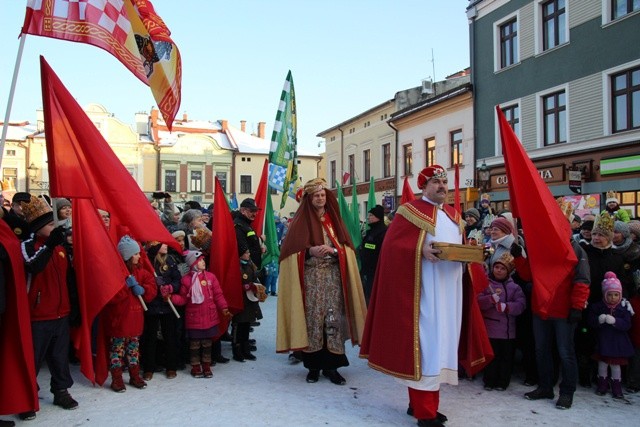 Trzej Królowie dostojnie wkroczyli na skoczowski rynek