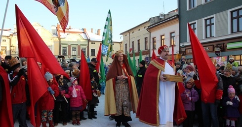 Trzej Królowie dostojnie wkroczyli na skoczowski rynek