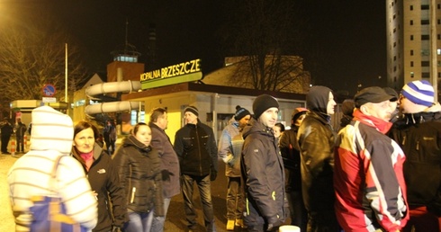 Tłum pod bramą kopalni "Brzeszcze" stał do wieczora