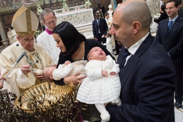 Papież ochrzcił 33 dzieci