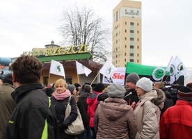 Przed bramą kopalni wciąż gromadzą się ludzie