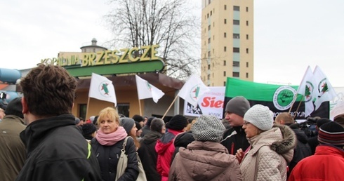Przed bramą kopalni wciąż gromadzą się ludzie