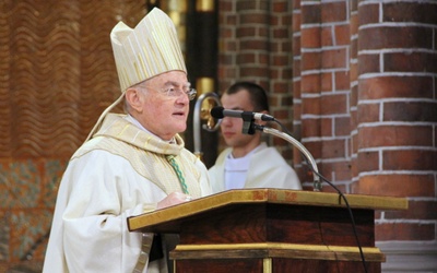 - Kościół musi działać przede wszystkim przez świeckich - uważa abp Hoser