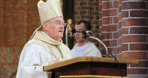 - Kościół musi działać przede wszystkim przez świeckich - uważa abp Hoser