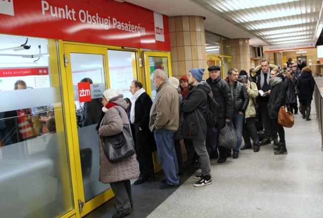 Kolejki przed Punktami Obsługi Pasażerów od grudnia nie maleją