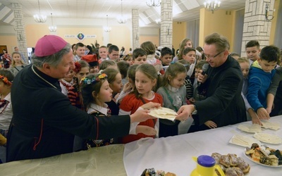 Po modlitwie poświęcenia czas na łamanie się opłatkiem