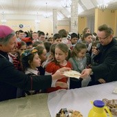 Po modlitwie poświęcenia czas na łamanie się opłatkiem