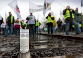 Protestujący górnicy zablokowali tory od strony stacji Zawodzie, wstrzymując ruch pociągów 