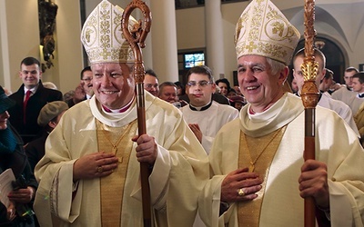  Bp Marek Szkudło (z prawej) i bp Adam Wodarczyk w katedrze Chrystusa Króla podczas uroczystości święceń biskupich 6 stycznia 