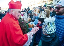  Kardynał Kazimierz Nycz pobłogosławił rodziny uczestniczące w orszaku