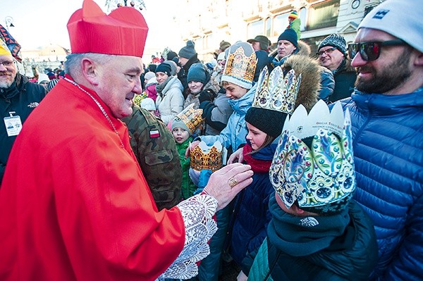  Kardynał Kazimierz Nycz pobłogosławił rodziny uczestniczące w orszaku