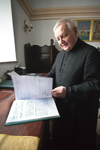  – Matka Boża z kościoła seminaryjnego oręduje w wielu sprawach – mówi ks. prał. Wiesław Kądziela, pokazując księgę łask