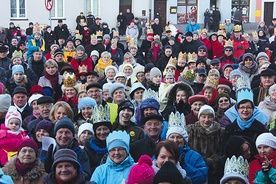  Uczestnicy marszu na pyskowickim rynku