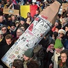 11 stycznia ulicami Paryża przeszła gigantyczna manifestacja,  która była reakcją na zamach w redakcji „Charlie Hebdo”