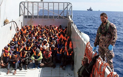 Imigranci z Afryki Północnej uratowani przez włoskich marynarzy niedaleko  wybrzeży Libii 11 kwietnia  2014 roku