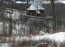 Nowica tonie w śniegu, pasterze śpiewają, bydlęta klękają, „radist z neba spadaje”.