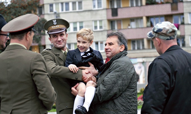 Tomasz Kot (Bauman), Andrei Kostash (Kola) i reżyser Waldemar Krzystek na planie „Fotografa”