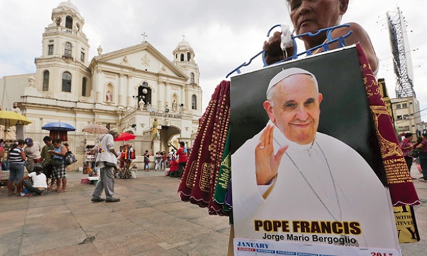  8.01.2015. Manila. Filipiny. Sprzedaż pamiątek z papieżem Franciszkiem. Filipiny, największy katolicki kraj w Azji, przygotowuje się do pielgrzymki papieża, trwającej od 15 do 19 stycznia. To trzecia wizyta papieska w tym kraju (w 1970 r. był tam Paweł VI, w 1995 r. Jan Paweł II).