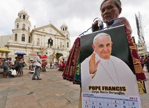  8.01.2015. Manila. Filipiny. Sprzedaż pamiątek z papieżem Franciszkiem. Filipiny, największy katolicki kraj w Azji, przygotowuje się do pielgrzymki papieża, trwającej od 15 do 19 stycznia. To trzecia wizyta papieska w tym kraju (w 1970 r. był tam Paweł VI, w 1995 r. Jan Paweł II).